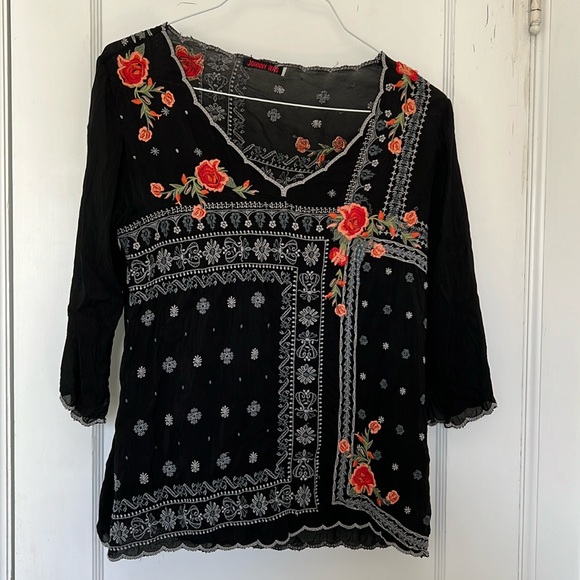 Johnny Was Bennett Top Blouse PS Black Embroidered Roses - Picture 1 of 4